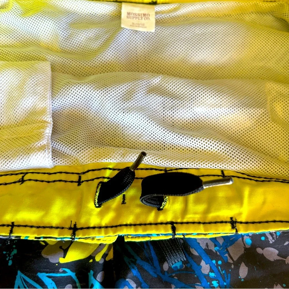 Boys Swims Trunks - Size XL (16/18)